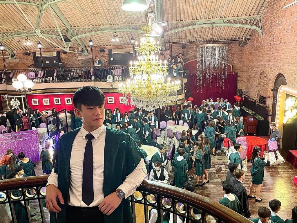 陳鎮亨為高材生，於港大畢業。