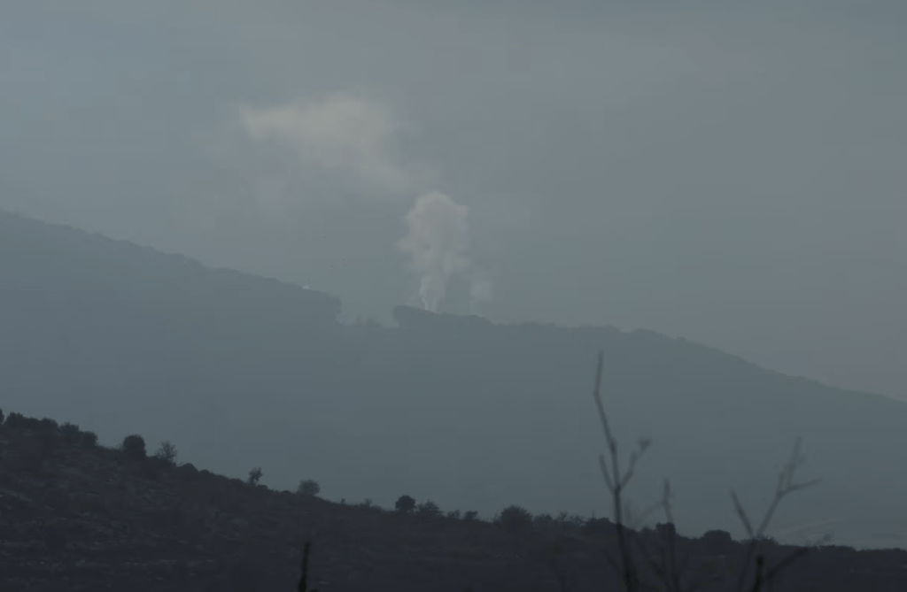2023 年 10 月 8 日，從黎巴嫩南部靠近以色列邊境的村莊看到冒出濃煙。路透社