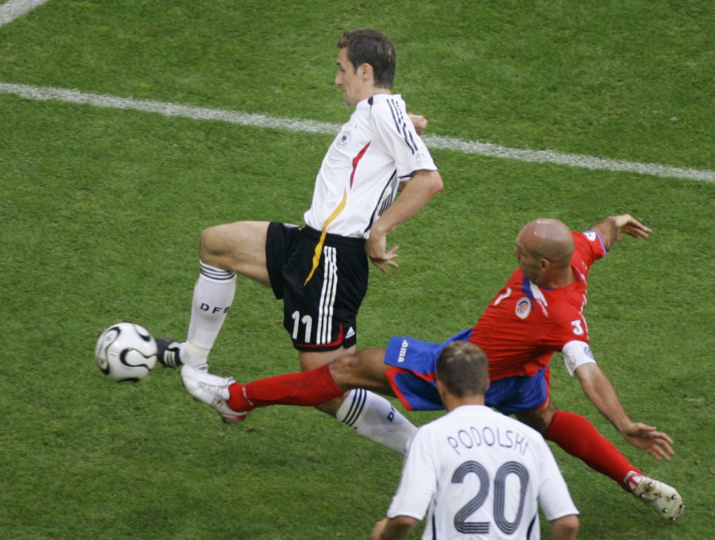 ○六年世界盃揭幕戰，由德國主場對哥斯達黎加，前者在高路斯(白衫)梅開二度下，以4:2大勝。德國當年最終三戰全勝出綫。AP資料圖片