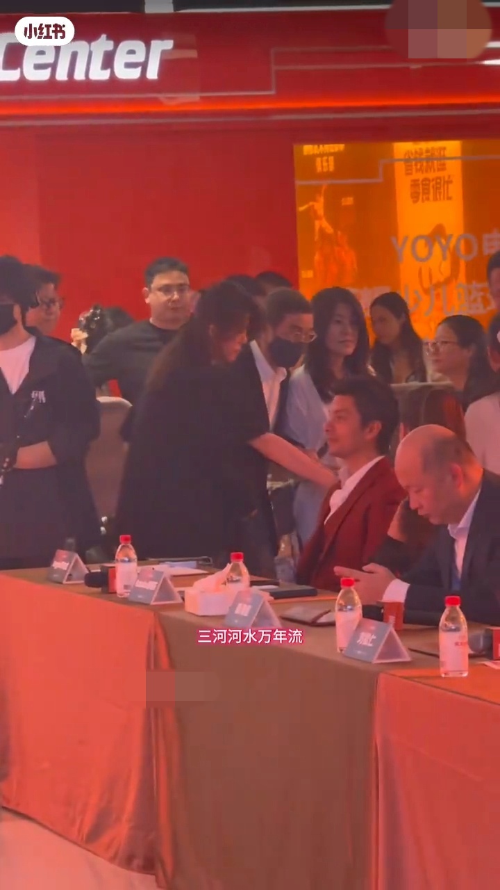劉松仁走路時需工作人員在旁小心引導，步履略顯不穩。