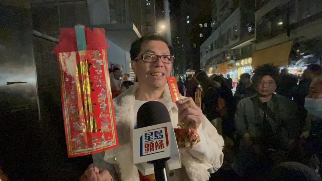 排頭位的麥先生向觀音借到「一億八千萬」。曾志恆攝