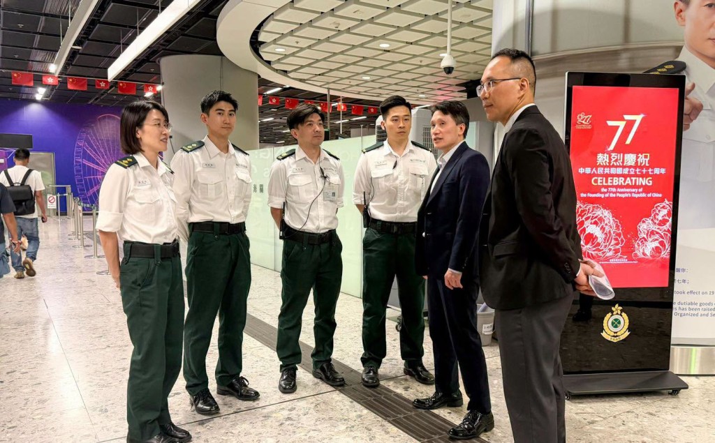 海關副關長（管制及執法）胡偉軍及海關助理關長（邊境及港口）蔣依莉分別前往廣深港高速鐵路西九龍站及羅湖管制站視察。香港海關fb圖片