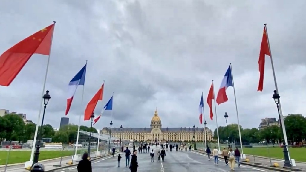 中國國旗在巴黎市中心飄揚。 環球時報