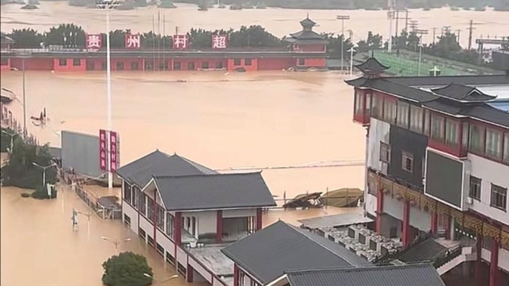 連日暴雨令貴州村超榕江村超足球場出現嚴重水浸。微博 連日暴雨令貴州村超榕江村超足球場出現嚴重水浸。微博