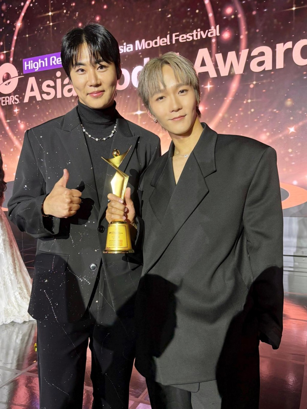 Alton在韓國YS Group社長Yong Heo安排下親赴首爾,奪取「Asia Special Award 亞洲巨星獎」。 Alton在韓國YS Group社長Yong Heo安排下親赴首爾,奪取「Asia Special Award 亞洲巨星獎」。