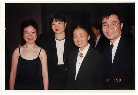 大律師公會獎學金首屆得獎人區慶祥(右一,現為高等法院上訴法庭法官)及布穎琪(左一)。大律師公會提供 大律師公會獎學金首屆得獎人區慶祥(右一,現為高等法院上訴法庭法官)及布穎琪(左一)。大律師公會提供