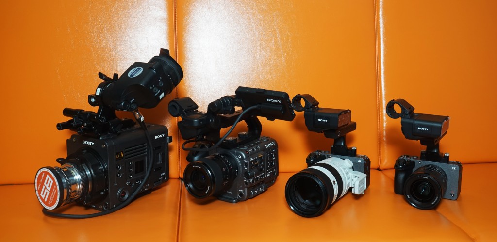  FX30（右一）是目前Cinema Line系列電影攝錄機中，機身最輕巧一員，定價也最親民。