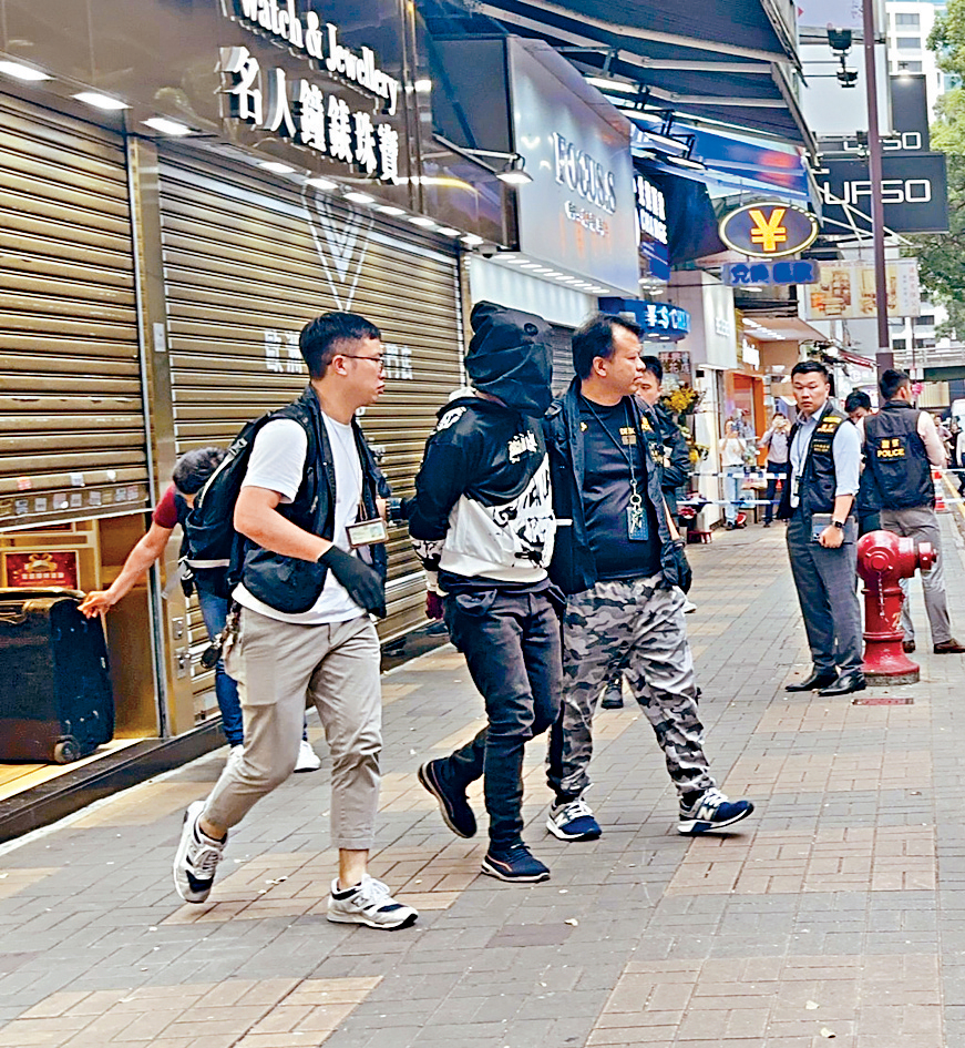 探员制服5名行劫钟表珠宝店的南亚裔匪徒，将各人带署扣查。