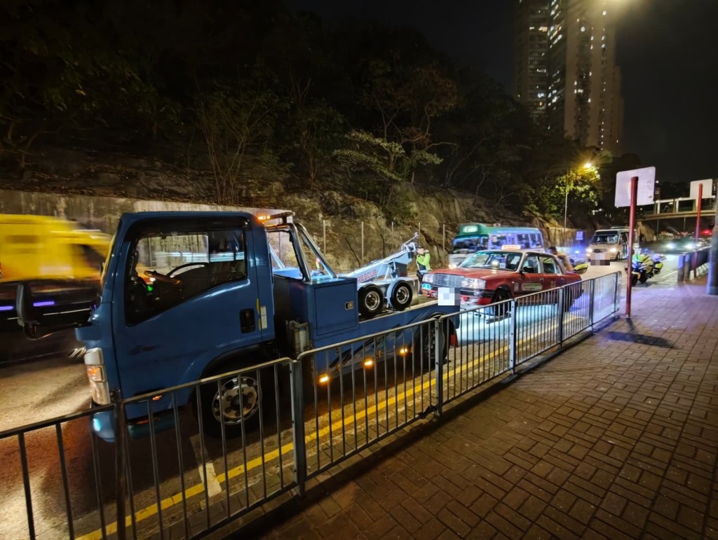 涉案的士亦已被扣留。警方圖片