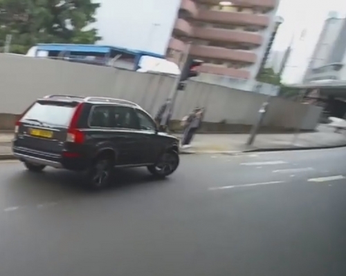 私家車甩尾險剷4名途人。Ming Wai影片截圖