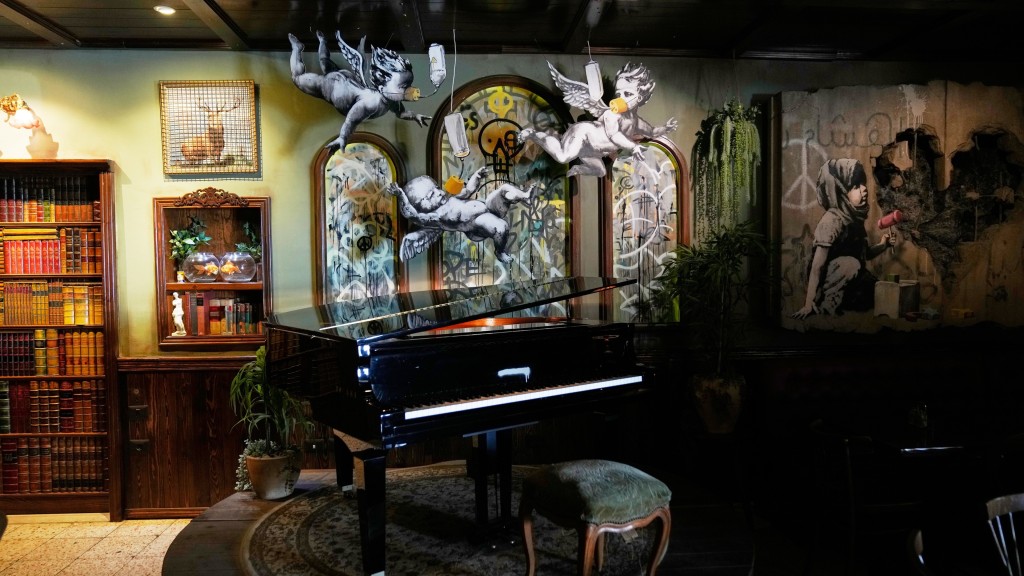 伯利恒「避世酒店」（Walled Off Hotel）因加沙戰爭關閉2年多後，於2025年平安夜前一天重開。 美聯社