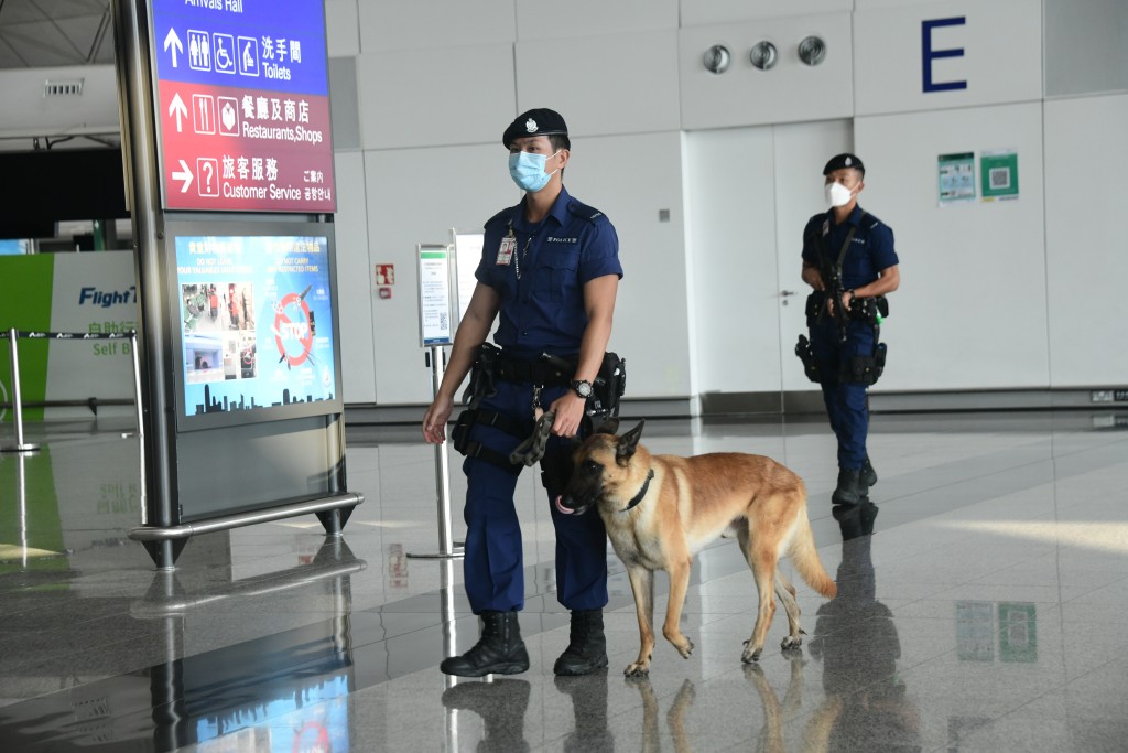特警和警犬在客運大樓巡邏。