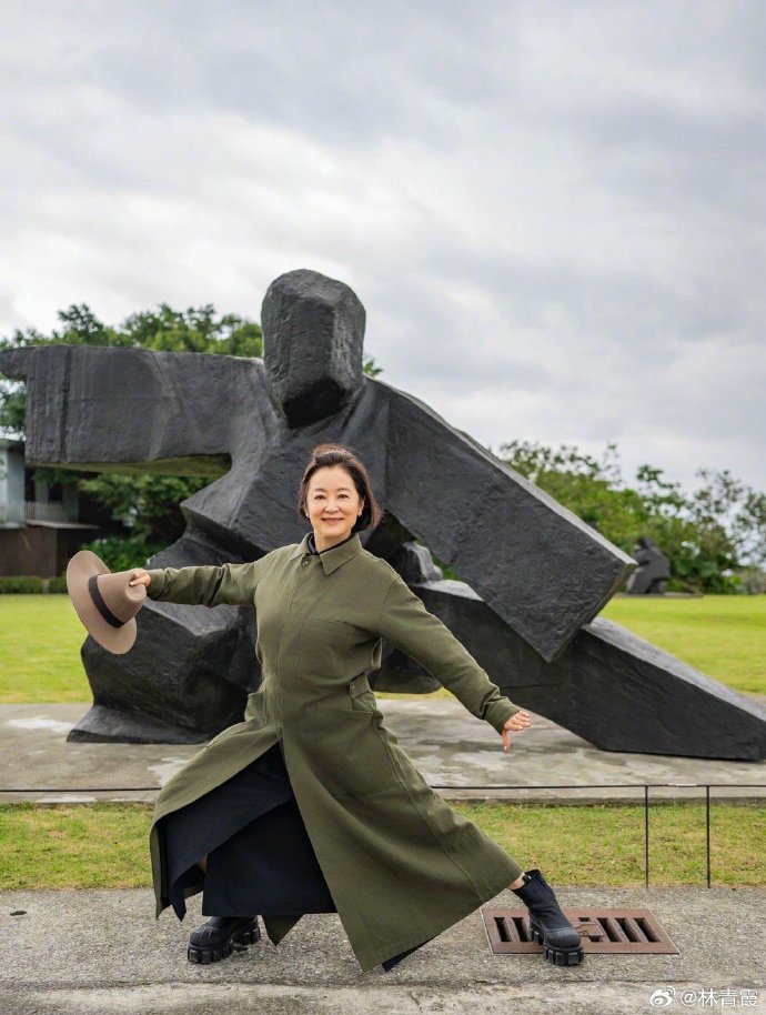 林青霞上月回台湾出席金马奖领终身成熟奖期间，曾秘访朱铭美术馆，昨日她分享了一张照片。