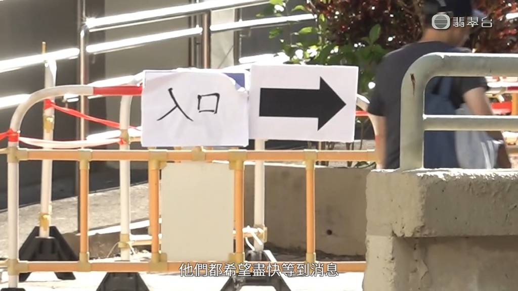 火災後，不少家屬到社區會堂睇相，希望找到失蹤的親友。