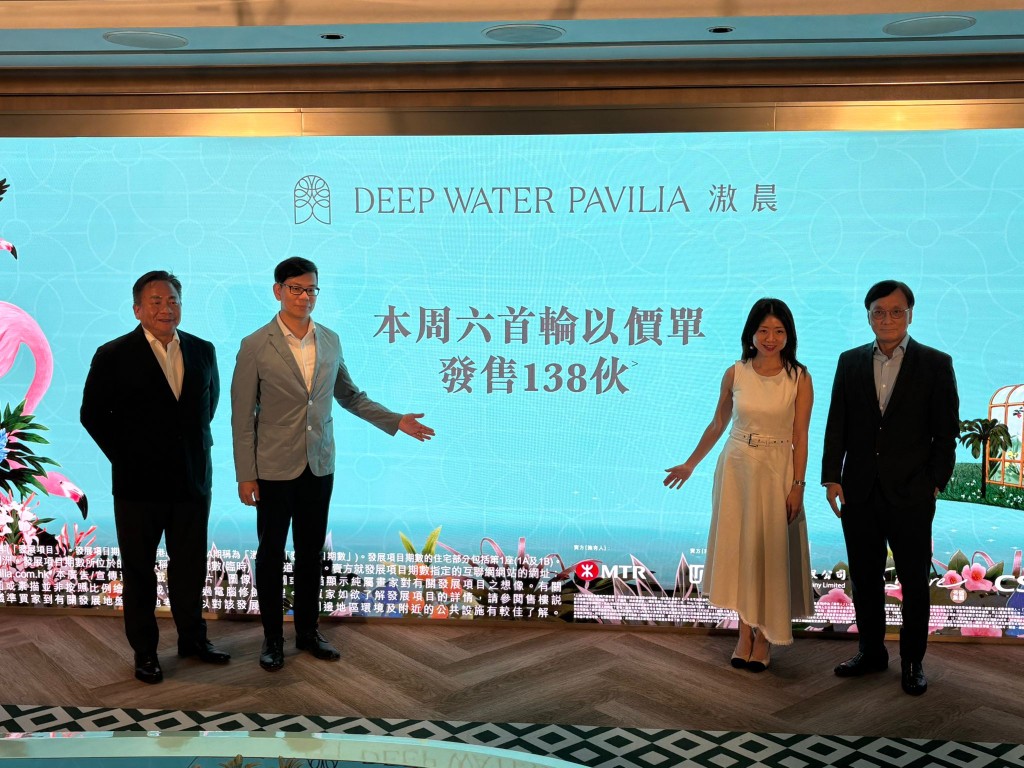 何家欣(右二)表示,項目受用家及投資客追捧,連日收票情況理想,故落實於周六正式開售,而周五(13日)下午會正式截票。 何家欣(右二)表示,項目受用家及投資客追捧,連日收票情況理想,故落實於周六正式開售,而周五(13日)下午會正式截票。