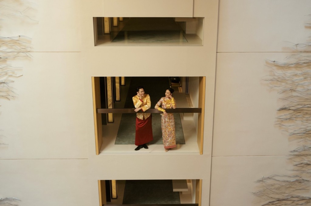 穿上裙褂的Alina雙手戴滿龍鳳鈪及金豬牌,勁富貴! 穿上裙褂的Alina雙手戴滿龍鳳鈪及金豬牌,勁富貴!