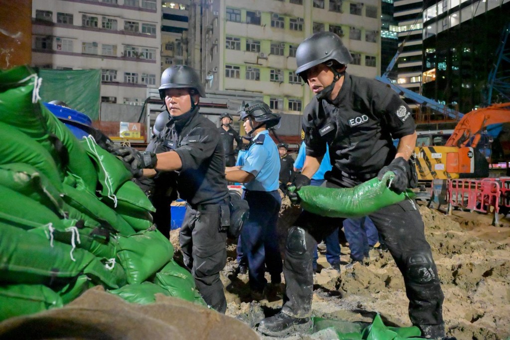 警方連夜拆除炸彈,最終花費9個多小時完成拆彈工作。香港警察fb圖片 警方連夜拆除炸彈,最終花費9個多小時完成拆彈工作。香港警察fb圖片