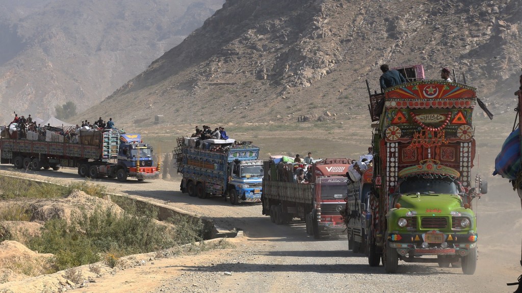 巴基斯坦落實「逐客令」前最後一天，阿富汗人車隊駛往托克罕（Torkham）過境點。 美聯社