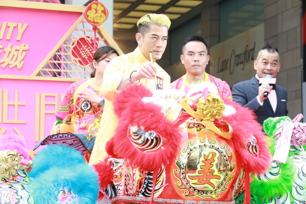 城城又為金龍和醒獅點晴,場面熱鬧。