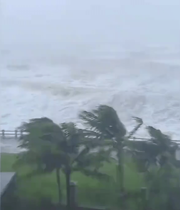 台风摩羯吹袭下，海南岛沿岸情况。