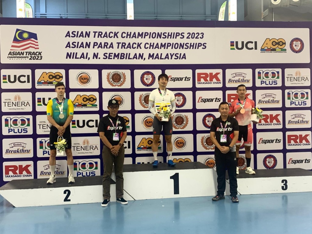 梁峻荣(右)在男子淘汰赛获得铜牌。香港单车总会图片