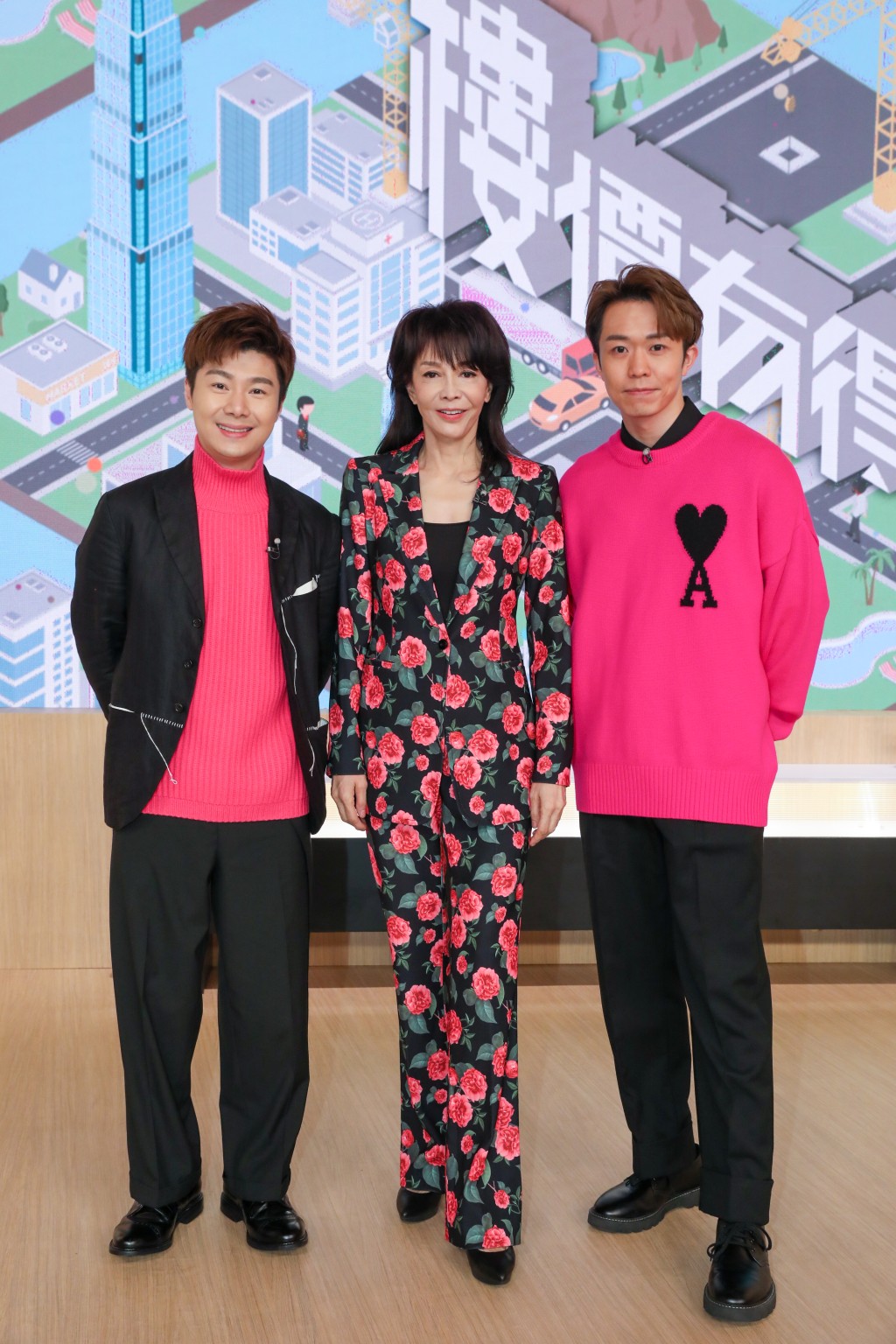 《楼价有得估》载誉归来，周奕玮（左起）、郑裕玲及郑衍峰继续担任主持。