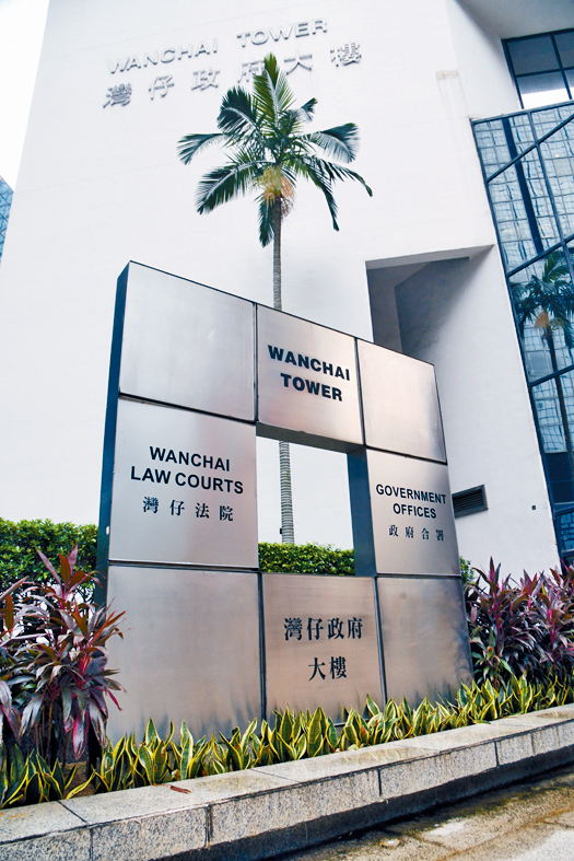 宗教科老師與女學生發生師生戀，在區院承認非禮等兩罪，被裁定入獄22個月。