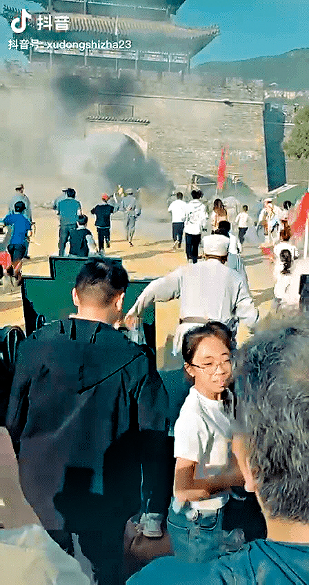 遊客在「團長」帶領下「奪回」被日軍佔領的縣城。