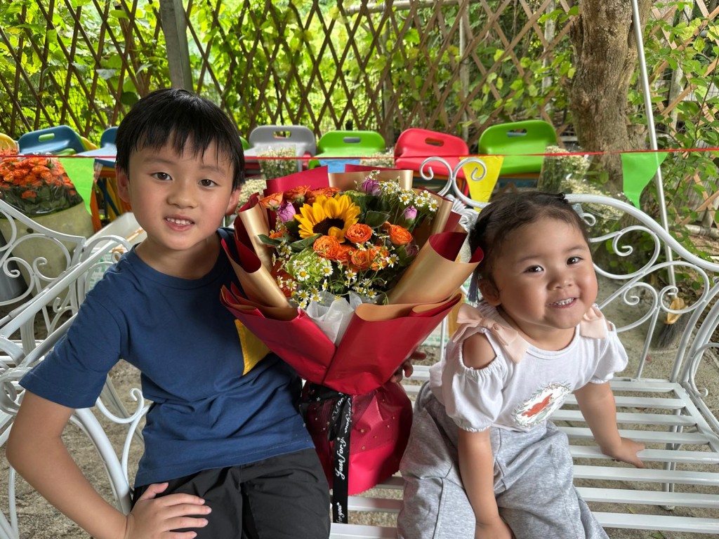 小朋友知道媽媽最喜歡哪種花嗎？一起來農場親手紮一束花獻給媽媽吧！（圖片來源：童遊花園）