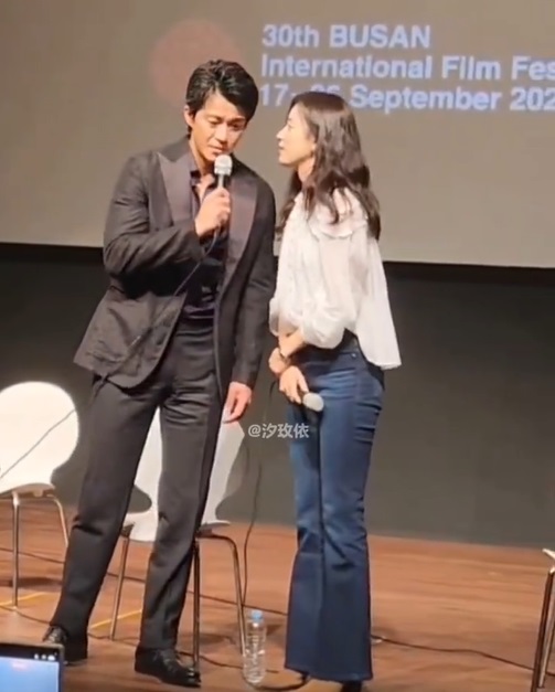 韓孝珠全程做小栗旬韓語導師，教他用韓文與粉絲交流。（微博圖片）