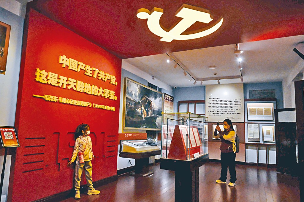 二十大即將開幕，圖為一名女孩在中共展覽館留影。