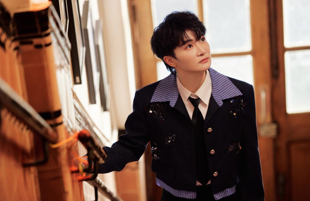 周深在港產片《金枝玉葉》其中一個取景地「藝穗會」主樓梯打卡留念 。旅發局提供