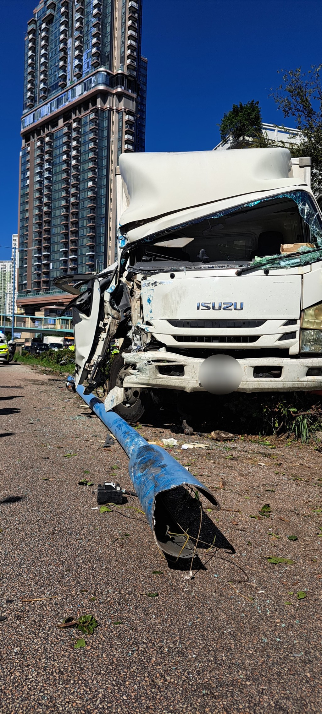 貨車鏟上花槽撞斷燈柱，右車頭被撞毀。