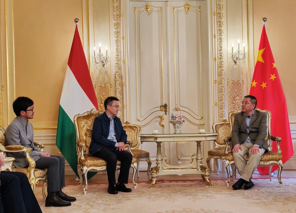 何力治（左）和国家商务部台港澳司司长樊世杰（中）在布达佩斯拜会中国驻匈牙利特命全权大使龚韬（右）。政府新闻处