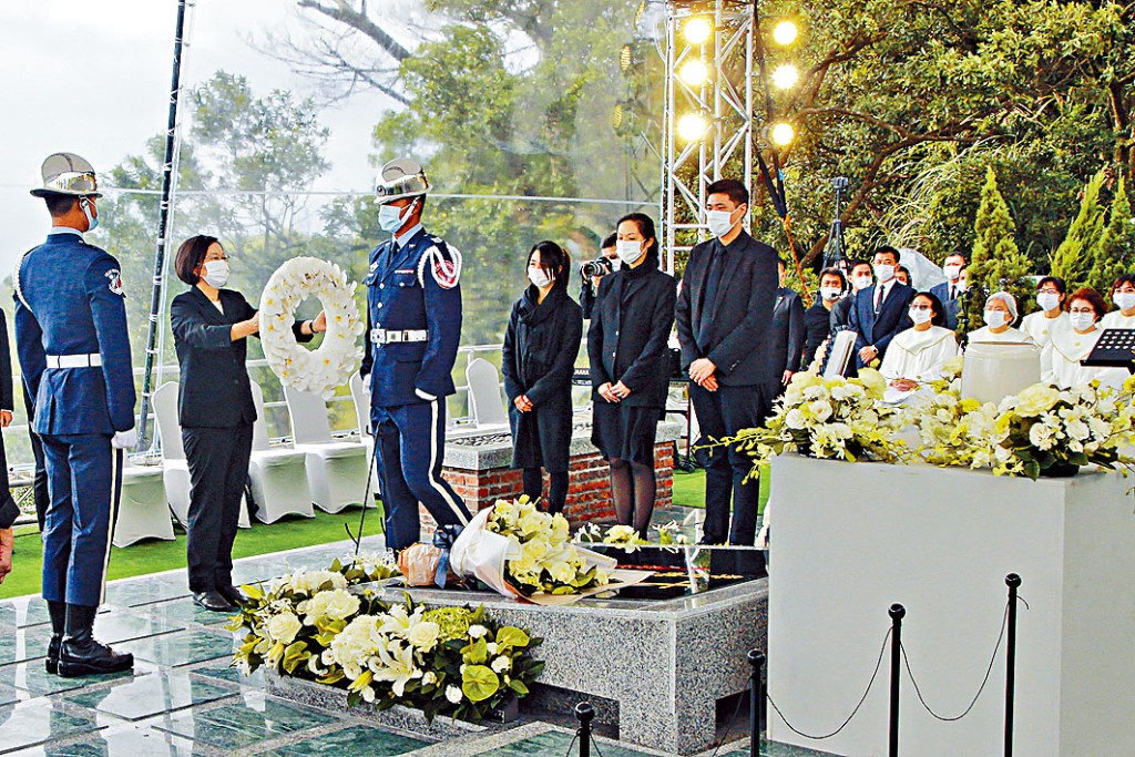 蔡英文向李登輝墓獻花。