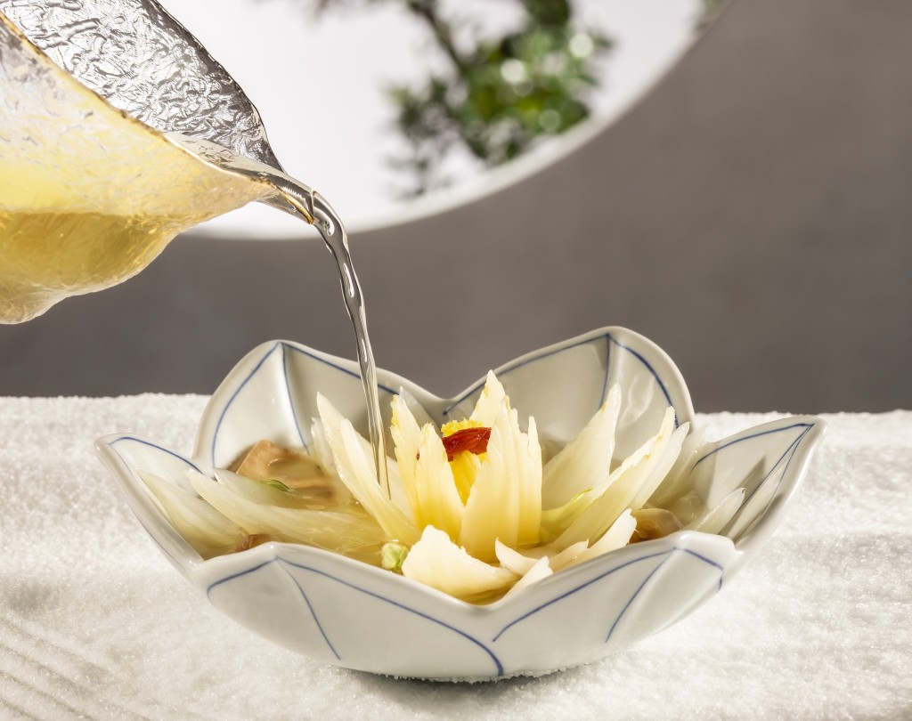 聶蒸( A )，津白經過師傅精湛刀工及恰到好處的火候，猶如一朵盛放的蓮花，配清湯和素材，原汁原味。