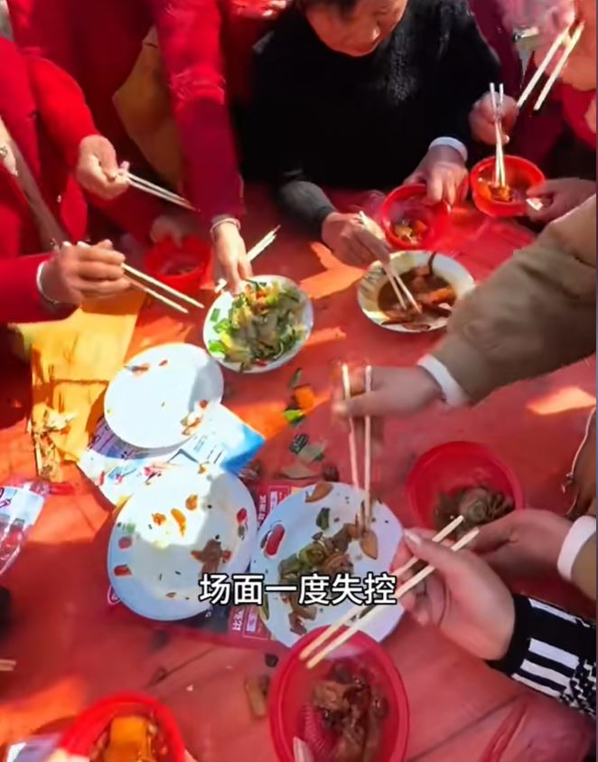 各地跟风办杀猪宴，但参加人数太多，导致抢食争位打交等混乱。抖音