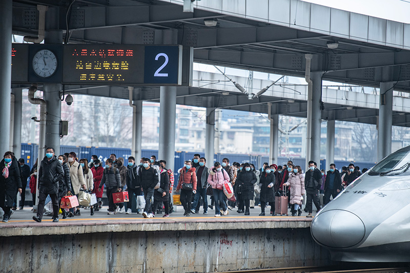 每年春運火車站都擠滿回鄉度歲的人潮。新華社