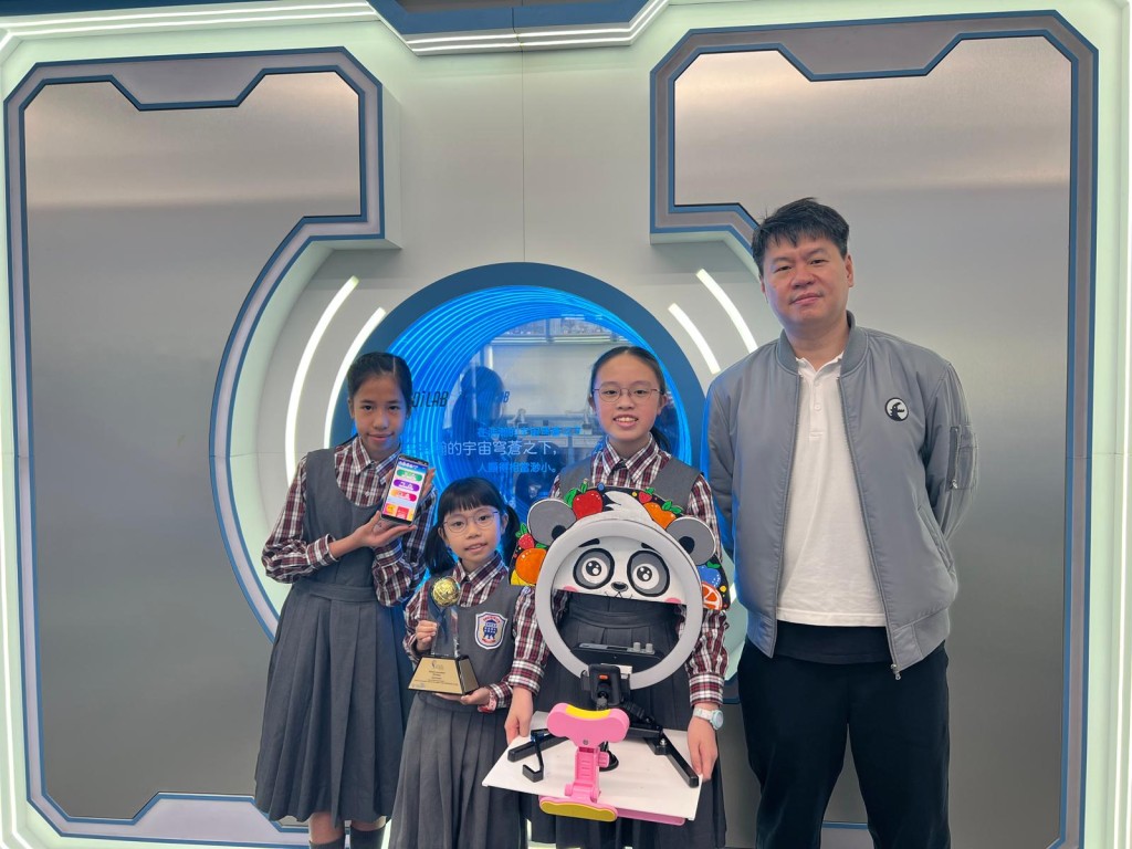 區建強（右一）表示，現時最迫切需要的並非單純的硬件或平台添置，而是針對教師的支援。佘丹薇攝