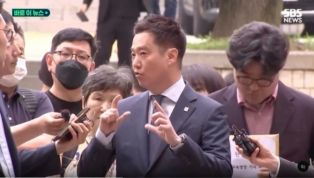 金世義因涉嫌散播與金賽綸與金秀賢有關的不實內容，被警方申請拘捕令。