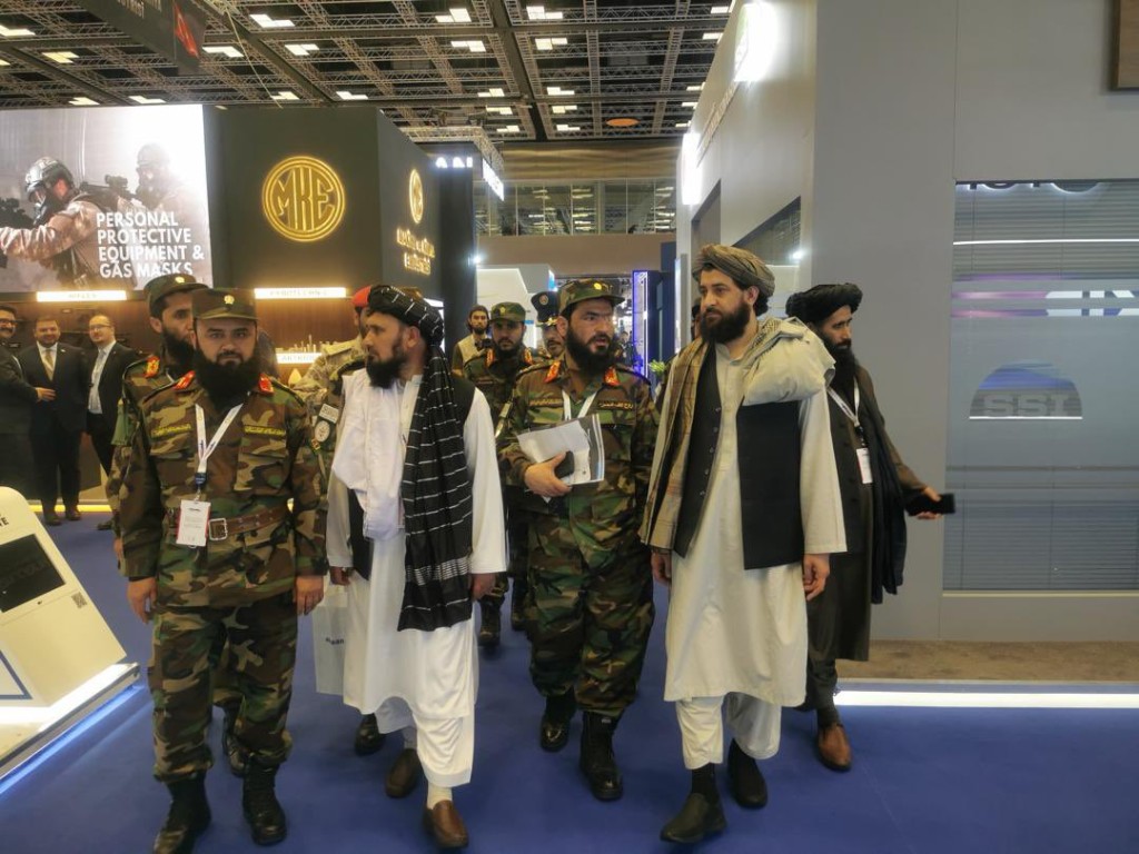 塔利班代表团抵达卡塔尔国防展展馆后，首先到中国展台了解各款中国制武器。@Jana_Shah