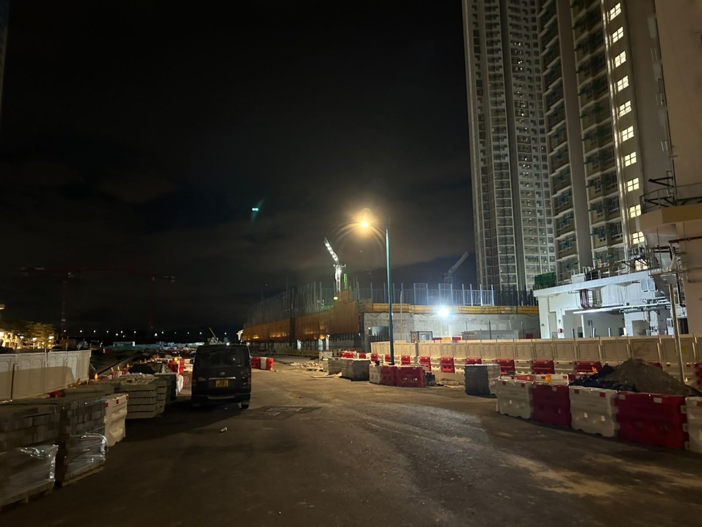 一名六旬男工人今日在東涌地盤工作期間暈倒。曾志恒攝 一名六旬男工人今日在東涌地盤工作期間暈倒。曾志恒攝