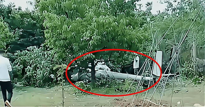 位于西安白鹿仓景区，一架直升飞机坠落在景区的一处树林里，整个机身损毁严重。