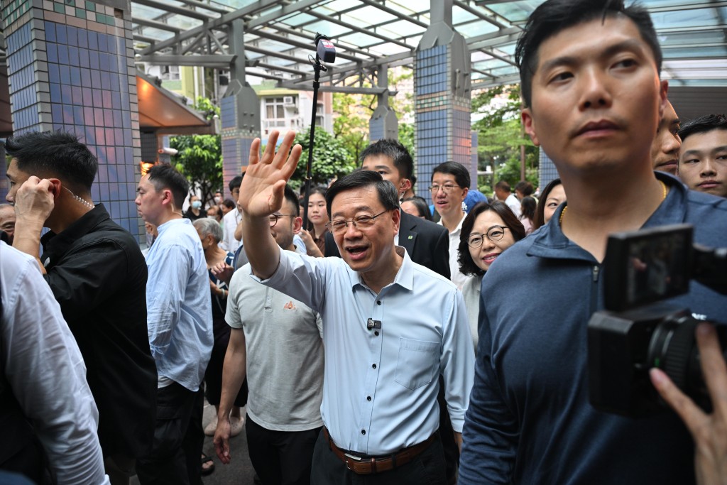 李家超与居民打招呼。