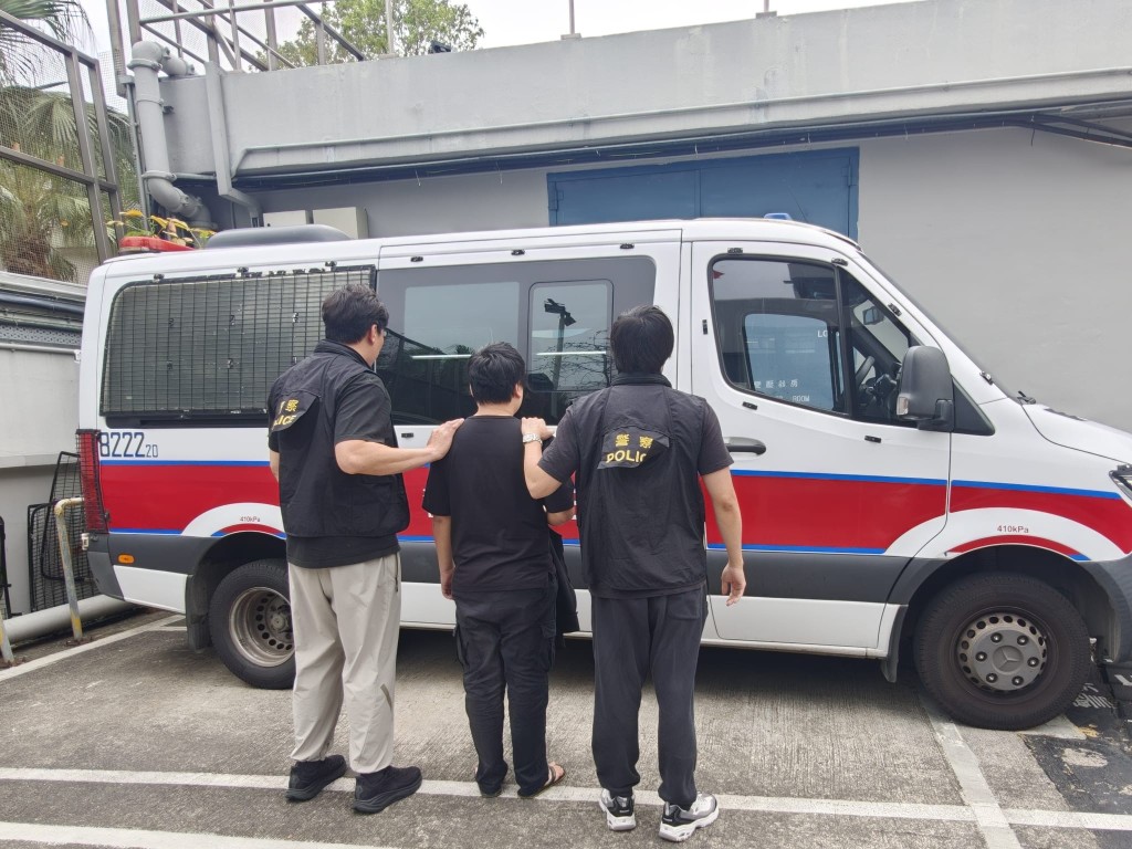 該名男子涉嫌「販運危險藥物」被捕，現正被扣留調查。警方提供