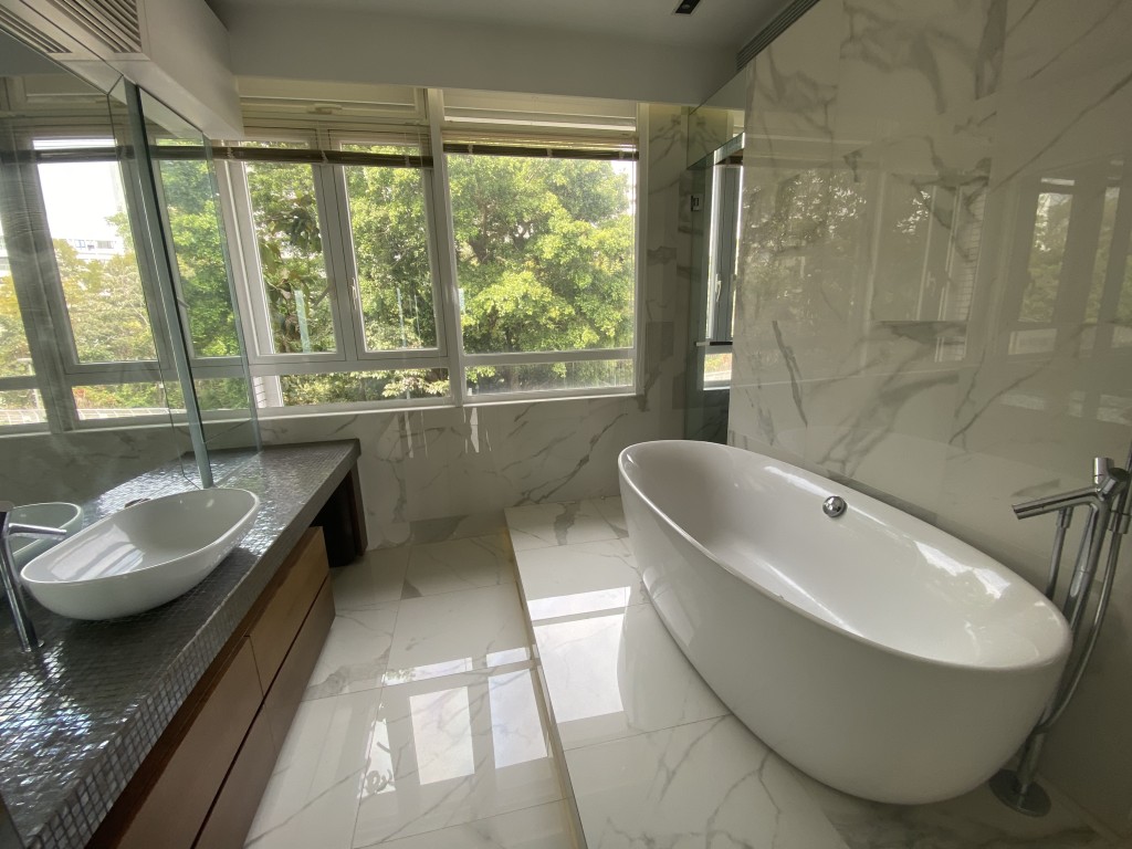 浴室設有浴缸，讓住戶可享受浸浴。