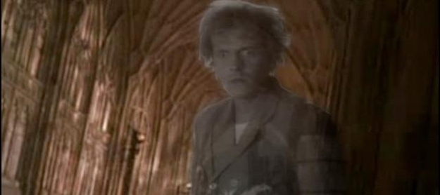 Rik Mayall原本飾演魔法學校的鬼魂Peeves,但戲份被刪走。