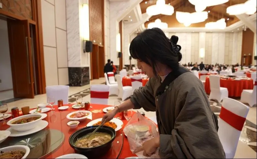 宣宣一年跑百場婚宴討剩餸。