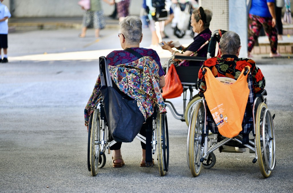 本港面對人口老化，現時約有74萬名60歲或以上長者居於房委會公共租住房屋，佔整體公屋人口三成半。 