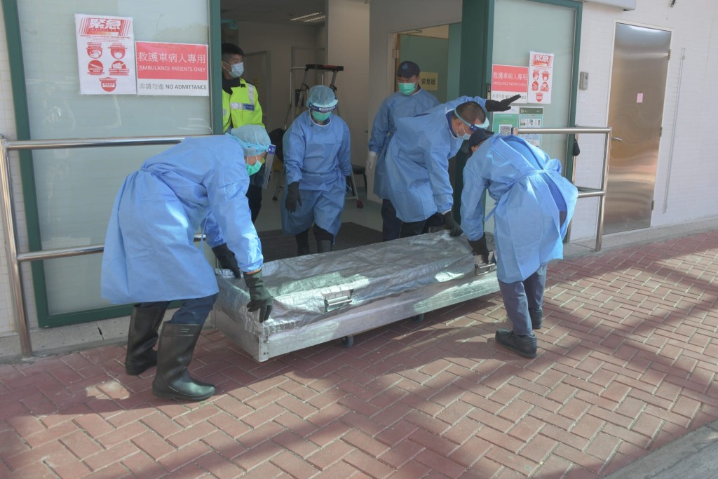 死者遺體由仵工移走。